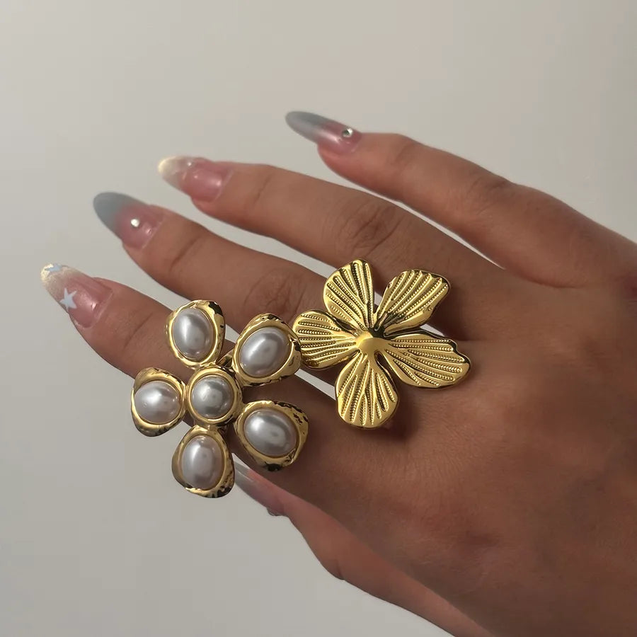 WHITE FLOWER RING